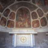 Le raffigurazioni rivestono interamente tutte le pareti e sono inserite all�interno di ottagoni le cui misure e collocazioni variano a seconda dell�importanza dei santi ritratti. Iconografie che riprendono le rappresentazioni dei santini devozionali di fine 800